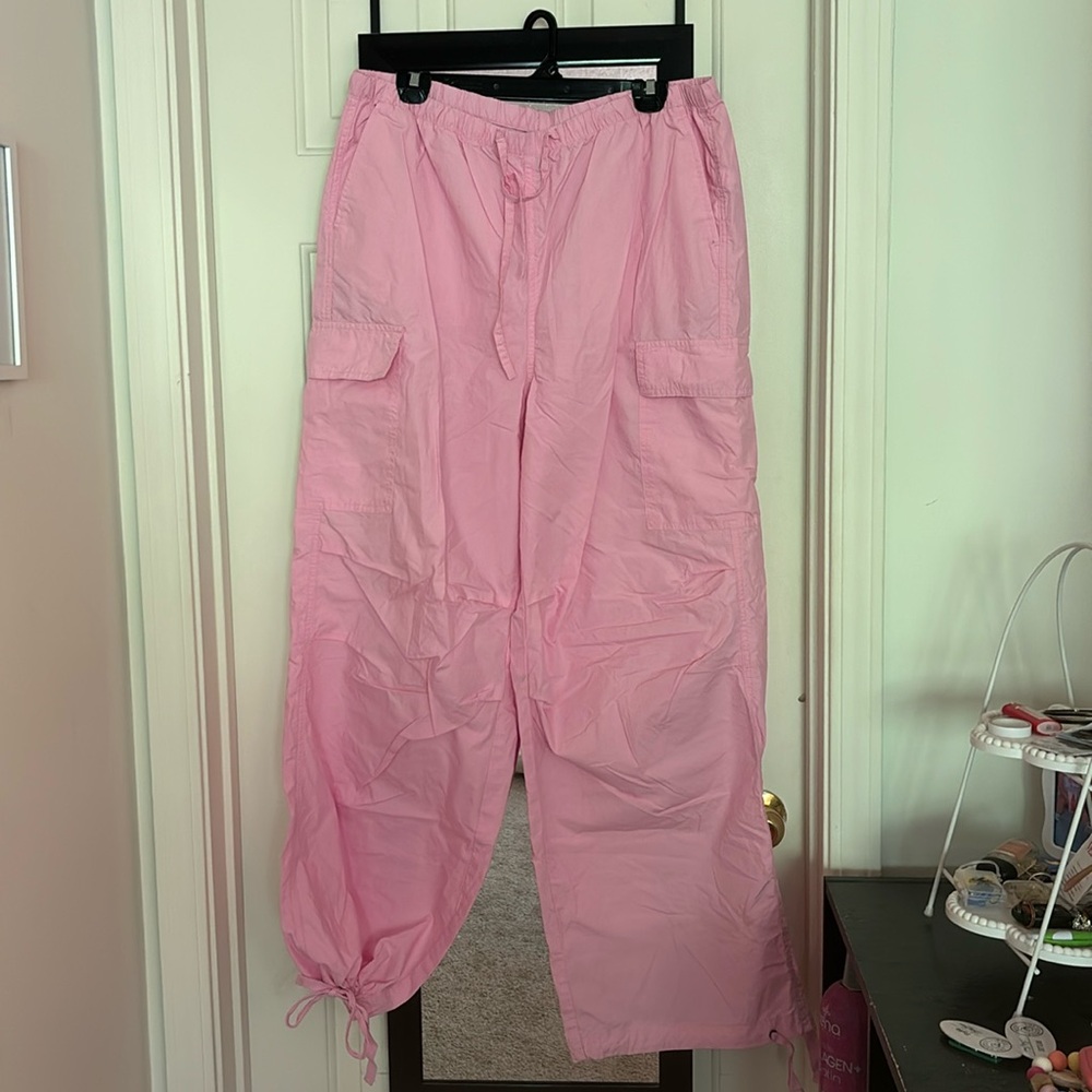 baggy pink cargo pants